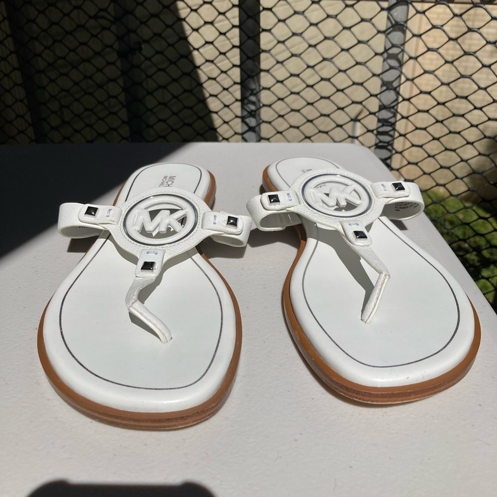 Michael Kors Optic White Leather Aubrey Cutout Thong Slides Sandals Silver Studs - Picture 5 of 15